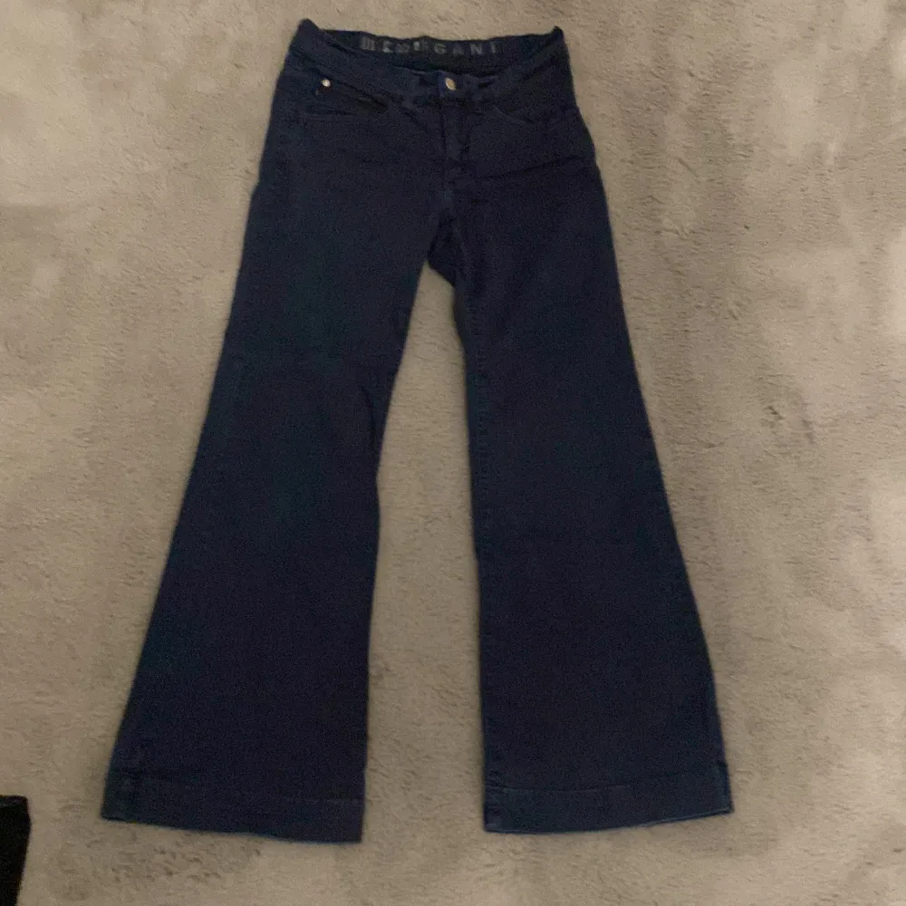 Low waist gant jeans, mörkblåa . Jeans & Byxor.