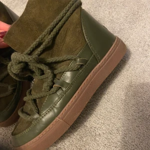 Gröna inuikii - Köpta  vintern 2021 på NK för 2700 kr! Storlek 37🫶🏼