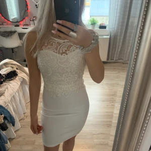 Klänning - Klänning ifrån Club L i strl S. Klänningen är endast provad så den är i väldigt fint skick.