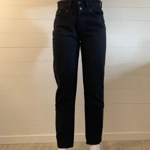 ❤️‍🔥Jeans från Pull&Bear❤️‍🔥 - Ett par svarta momjeans från Pull and bear  i stl 36!! Skitcoola och använda endast ett fåtal gånger😎