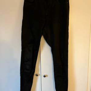 Svarta jeans från vila med snöre runt midjan så man kan dra åt dem, använda fåtal gånger, frakt tillkommer 