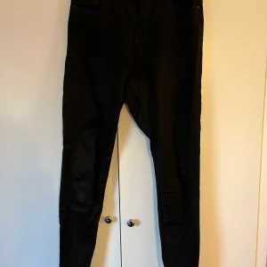 Svarta jeans - Svarta jeans från vila med snöre runt midjan så man kan dra åt dem, använda fåtal gånger, frakt tillkommer 