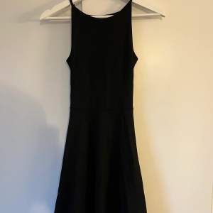 Svart klänning från H&M med en öppning längst ner på ryggen, använd 1 gång Frakt tillkommer 