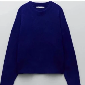 Blå stickad tröja - Jättefin blå stickad tröja från zara som är slutsåld. Passar jätte bra nu till hösten då den är väldigt varm💗 den är lite nopprig på vissa ställen men skulle inte säga att de är något man lägger märke till💗