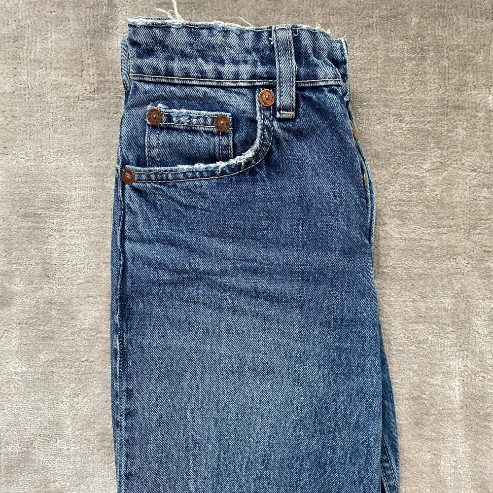 Blåa Zara jeans som jag aldrig använt , strorlek 32, köparen står för frakt, buda privat🤍 (Nypris 359. Jeans & Byxor.