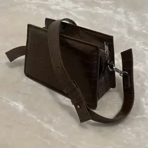 Denna jättefina väska passar bra som axelväska men också som Crossbody. Remmen har några hål där man kan justera längden på remmen. På ena sidan har sömmen gått sönder och jag har ersatt den, ni kan se på sista bilden💗