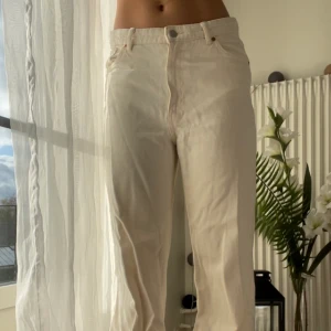 Vita jeans - Vita snygga jeans som tyvärr inte längre används 🫶  Jag på bilden är 174cm lång 