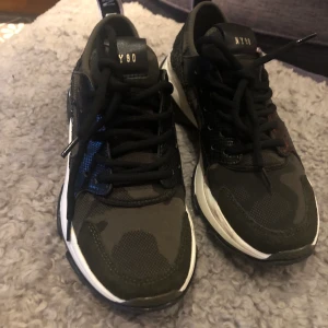 Steve Madden sneakers, nyskick! - Superfina sneakers från Steve Madden. Använda typ en gång.  De är mörkgröna med svart och lite glitter. Superfina! Storlek 36 Vi gav runt 1200kr för de.  Säljer de för 500kr frakt tillkommer 