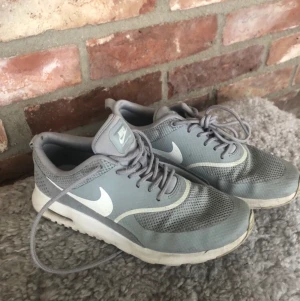 Nike Air Max Thea - Grå Nike Air Max Thea. Äkta såklart.  Använda, men fint skick.  Storlek 38 150kr, frakt tillkommer