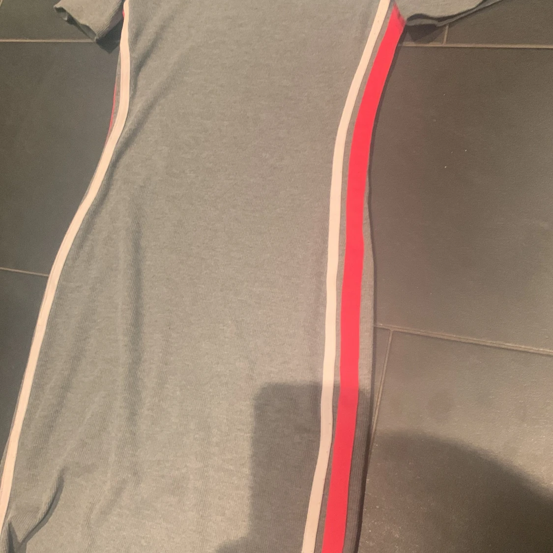 Grå klänning med ränder på sidan  - 91