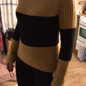 Tröja beige och svart randig  - Mjuk tunn elastisk tröja med krage. Storlek uppskattas som M står inget på lappen. 