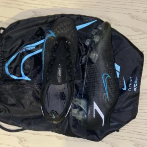 Nike Mercurial Vapor 14 Elite FG - Jag säljer min brors fotbollsskor pga de har blivit för små. Väldigt bra skick då han knappt har använt dem. Nypris runt 2000kr. Frakt ingår!