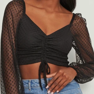 Helt Ny oanvänd NA-KD Topp - Säljer denna fina topp då jag beställde fel storlek. Så helt oanvänd med prislapp och förpackning kvar. Nypris 269kr. Mitt pris 199kr. 