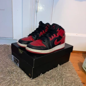 Jordan 1 mid banned - Hej! Säljer dessa jordan 1 mid banned i storlek 38. Hyfsat skick, använda men hela och kan göras rent vid intresse! Fint pris, originalboxen medföljer och de är självfallet äkta.   Kan frakta via postnord, skric för fler bilder eller andra frågor!