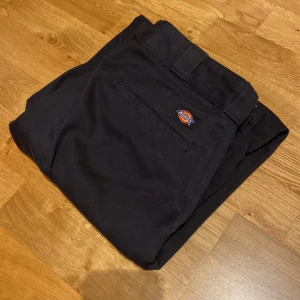 Dickies 874 33x34 - Ett par svarta Dickies 874  Storlek 33x34 sitter tts Inga fläckar eller hål Sparsamt använda Mått kan lösas vid intresse