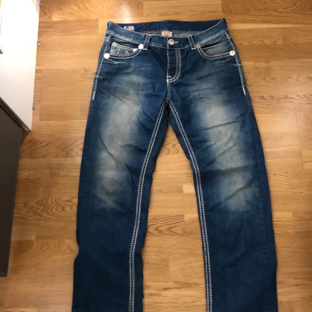 Sköna trueys köpts second hand. storlek 33.  . Jeans & Byxor.
