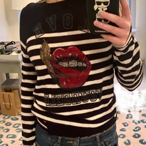 Kashmir tröja - Hej! Säljer nu min jätte coola zadig Kashmir tröja. Köpte den för 4000kr på farfetch. Nästan helt oanvänd. Kanterna på tröjan är designen och inte att de är sönder(se bild 2) Dock så har tröjan fått ett litet hål på framsidan (se bild 3) de syns ej.