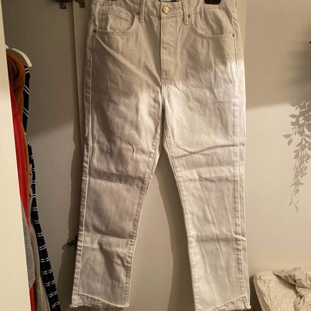 Vita jeans från Bik Bok. Aldrig använda och har inga defekter.. Jeans & Byxor.