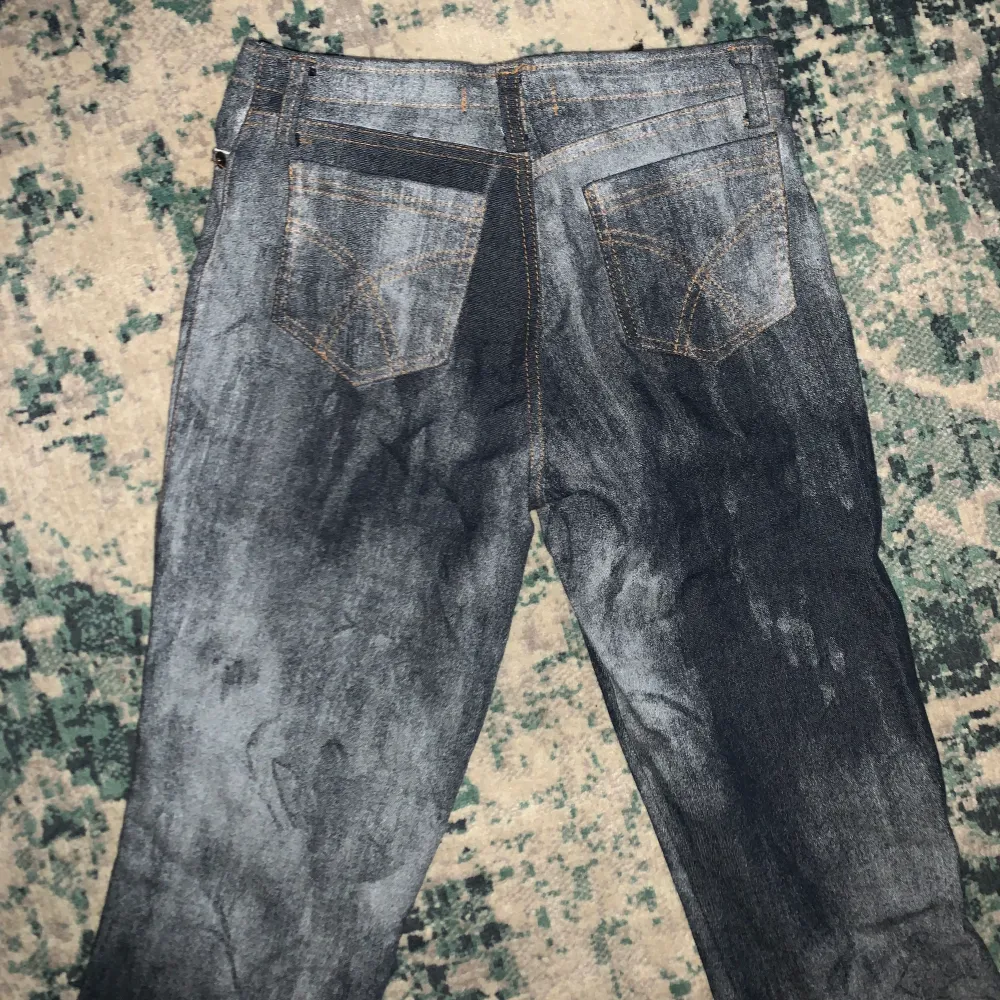 Vintage bootcut jeans med olika färger. Skit fina men blir aldrig att jag använder, . Jeans & Byxor.