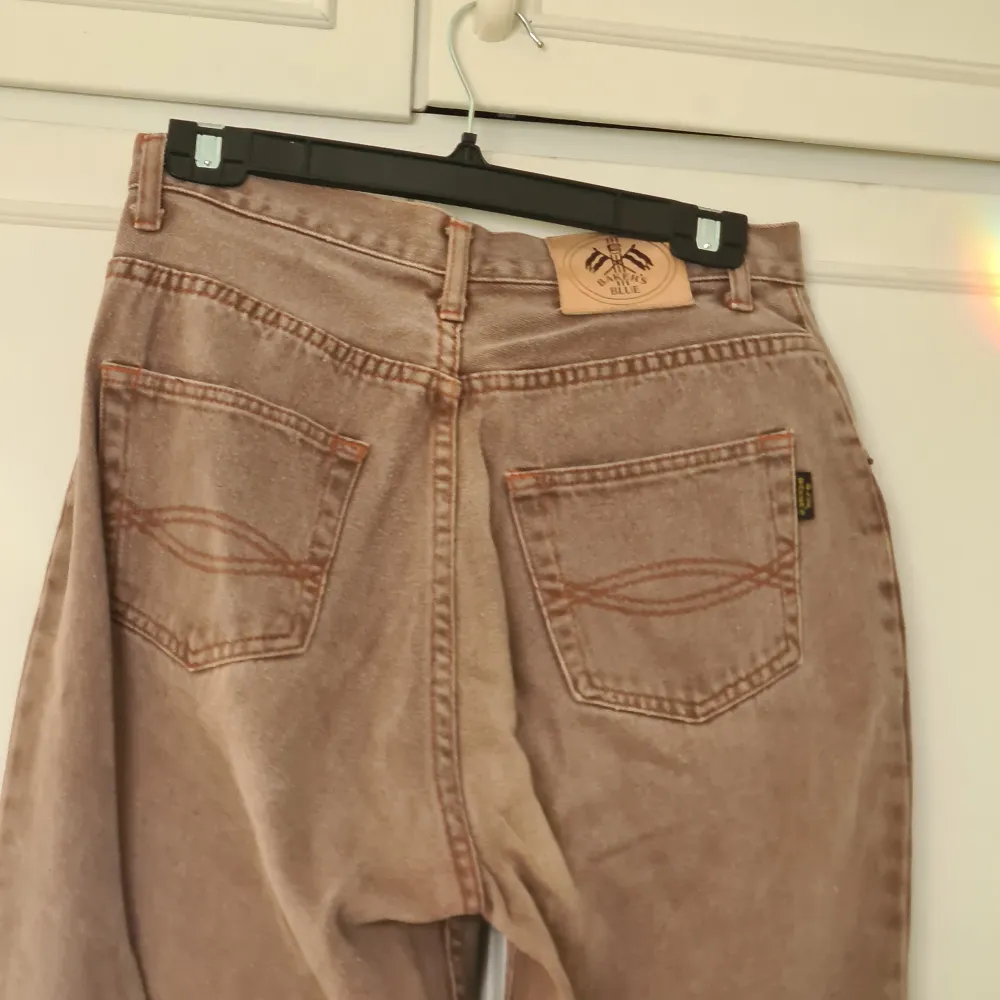 fina bruna jeans i Storlek S kanske M. midjemåttet är ungefär 72 cm, innerbensmåttet är ungefär 75 cm. passform straight. kontakta mig vid frågor eller fler bilder <3. Jeans & Byxor.
