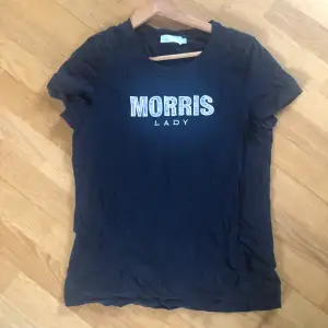 Morris t-shirt använd en gång storlek M. Ljuset ser konstigt ut på bilden det är inte ljust runt märket. Frakten får du stå för själv:)