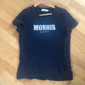 Morris t-shirt - Morris t-shirt använd en gång storlek M. Ljuset ser konstigt ut på bilden det är inte ljust runt märket. Frakten får du stå för själv:)