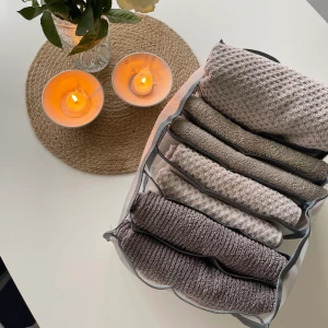 Förvarningar låda - Detta är en förvarningslåda med 7 fack. I med att lådan är mjuk och går att tvätta kan man  ha allt från handdukar, kläder  (både jeans t-shirts och tröjor) till även lakan. Detta gör att får mer koll på dina saker och de luktar inte instängt!🫶🏼💕 
