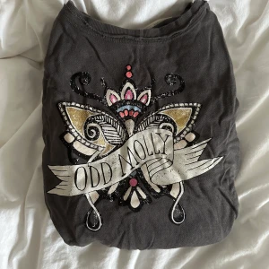 College tröja från odd Molly  - Säljer min ur söta och fina college tröja från odd Molly som tyvärr inte kommer till användning, använt ett få antal gånger men är i ett VÄLDIGT fint skick! Tröjan har super söta och fina band i rosa siden i nacken som går att knyta till en roset 💕💕  