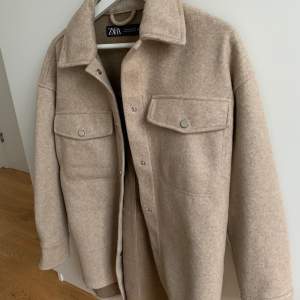 Säljer denna jacka från Zara, aldrig använd, den är helt ny. Köpt för 400. 
