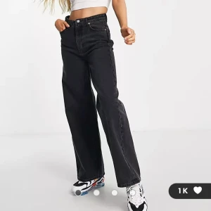 Weekday byxor - Ace High Wide storlek w28L30. Välanvända men bra kondition, inga synliga skador. Något korta för mig (175 cm) och det är anledningen till varför jag säljer dom. Sitter jätteskönt runt midjan. ❗️Svarta är sålda❗️ 