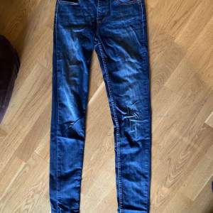 Mörkblå sper skinny levi’s jeans i bra skick. Model 710 skinny jeans.