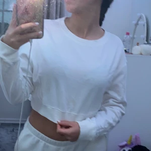 Vit tröja - En basic vit croppad långärmad tröja❤️Den är inte så genomskinlig som vita tröjor brukar vara, jag har en svart bh under på bilden och man kan knappt se den igenom❤️Kommer självklart stryka tröjan innan den skickas❤️