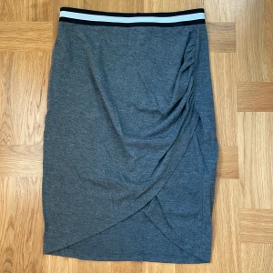 Grå kjol - Från barnavdelningen på Cubus 🤍 passar xs