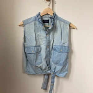 Jeans-topp knytskjorta  - Knytskjorta i jeans 100% bomull storlek S-M köpt på beyond retro för några år sedan. 