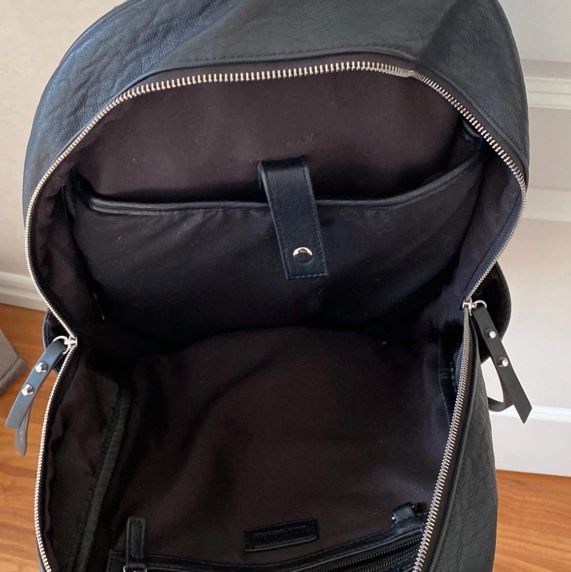 Svart väska med silver detaljer - 90