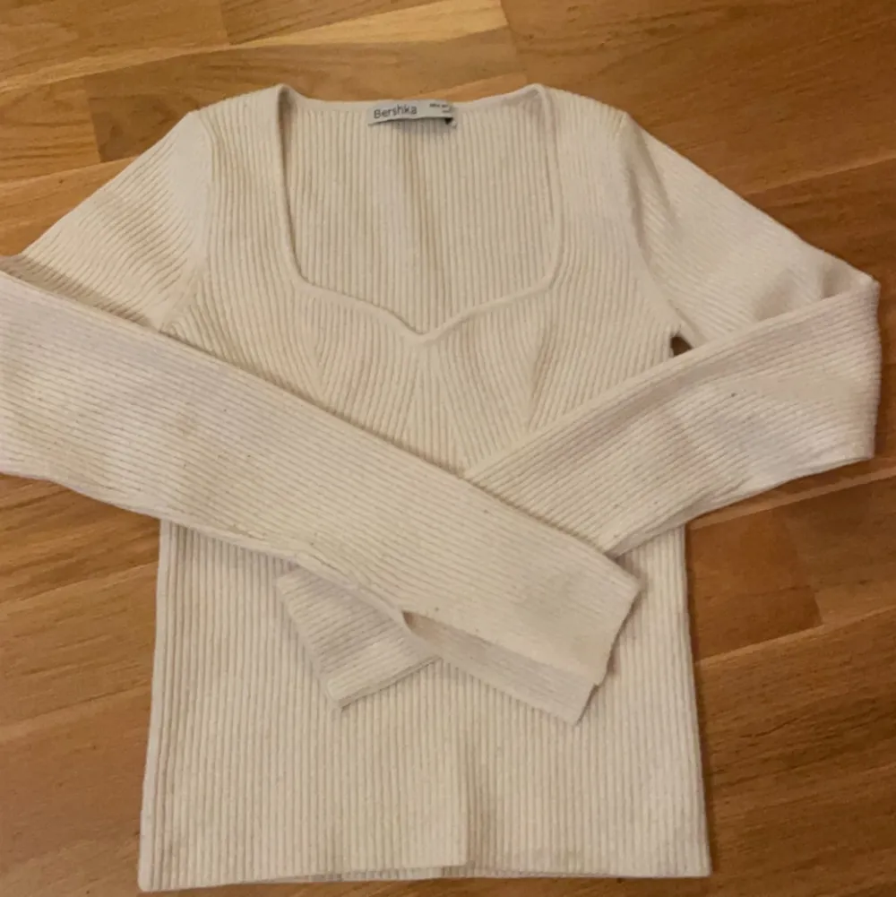 Säljer denna fina tröjan från Zalando, Bershka köpte den förr förra veckan, använd en gång och finns inga defekter. Den är o storlek M men passar som en XS/S. Stickat.