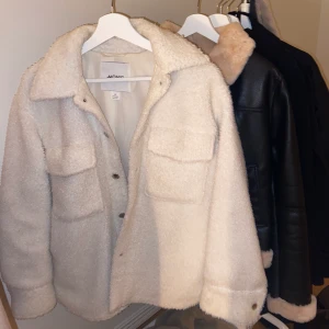 Teddyjacka  - Säljer denna jacka från monki i strl XS mer som S