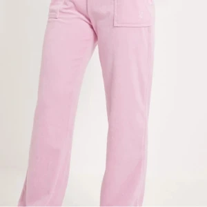 Juicy byxor - Säljer mina ljus rosa Juicy couture byxor,äkta och bra skick men det syns att dom inte är super nya , uppsyda dock och passar perfekt för nån som är 1,60, säljer för dom inte kommer till användning ❤️