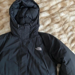 North face jacka - North face jacka, väldigt varm ock bekväm , knappt andvänd inga hål . Storlek M. Säljer den för kommer ej till andvändning.