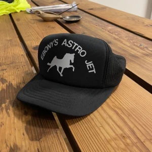 Vintage trucker hat  - Vintage trucker hat ”Ebony’s astro jet”. Bra vintage skick! 