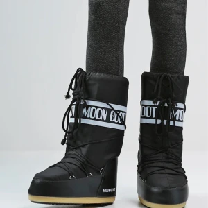 Moonboots - Ett par moon boots i strl 39-41🤍 jättebra skick, bara använd förra vintern ❄️org pris: ca 1300kr. Säljer för 800 men kan ta prutning 🙌