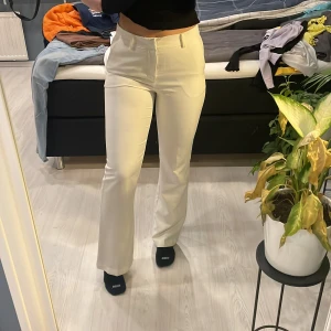 Vita kostymbyxor  - Vita kostymbyxor från bik bok.  Finns ett märkte på sidan av byxan som tyvärr ej går bort. Syns dock inte jätte mycket. Jag är 164 och längden är perfekt för mig. 