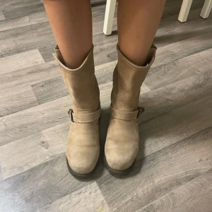 Primeboots beiga  - Ett par beiga primeboota som var limited edition. Har använts då och då under två vintrar. Fortfarande väldigt fina men använder dem inte mer. Köptes för ca 3500.