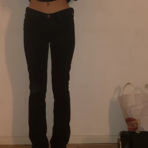 Lee jeans - Säljer ett par svarta lågmidjade utsvängda lee jeans. Bra skick och säljs för 75+frakt.🌸