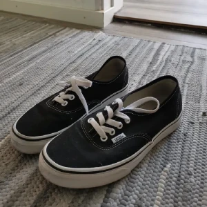 Vans - I nyskick använda max 5 gånger.  Stl 38,5  300 kr  Köparen står för frakt 