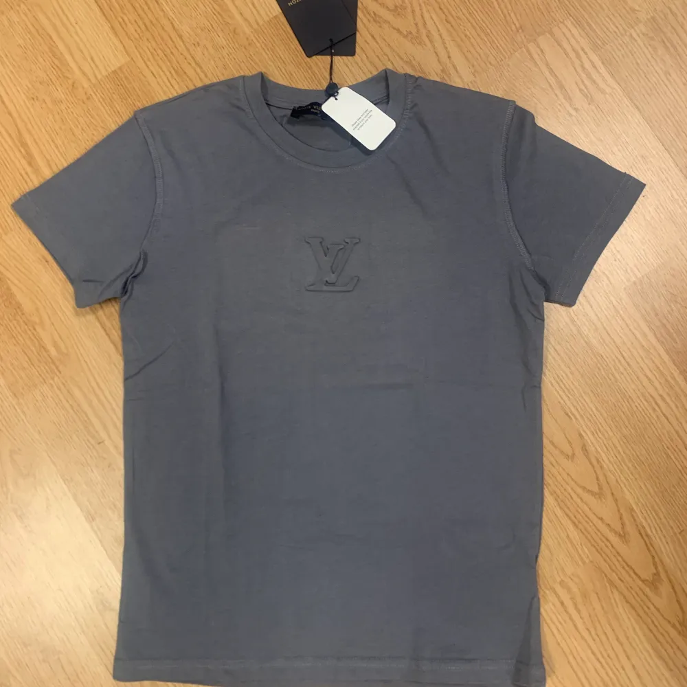 Louis Vuitton T-shirt Helt ny & Oanvänd. T-shirts.