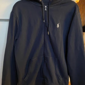 Ralph Lauren Hoodie  - Ralph Lauren  Hoodie  Zip  Storlek S  Knappt använd  Färg: Navy  