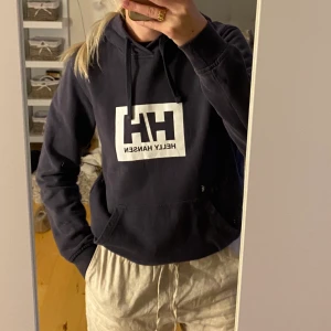 Helly Hansen hoodie  - (Fläck på spegeln! Inte tröjan) hoodie från helly Hansen! Fint skick!❤️