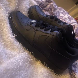 Nike air force black - Säljer mina oanvända air force pga för liten storlek, (tappat bort retur lappen) 