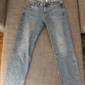 Weekday low bootcut jeans - Låga/midwaist jeans med bootcut från weekday i modellen ”twig”. storlek 27/32. Köptes sommaren 2021 och använda 3 gånger. Bra skick. Du står för frakt.